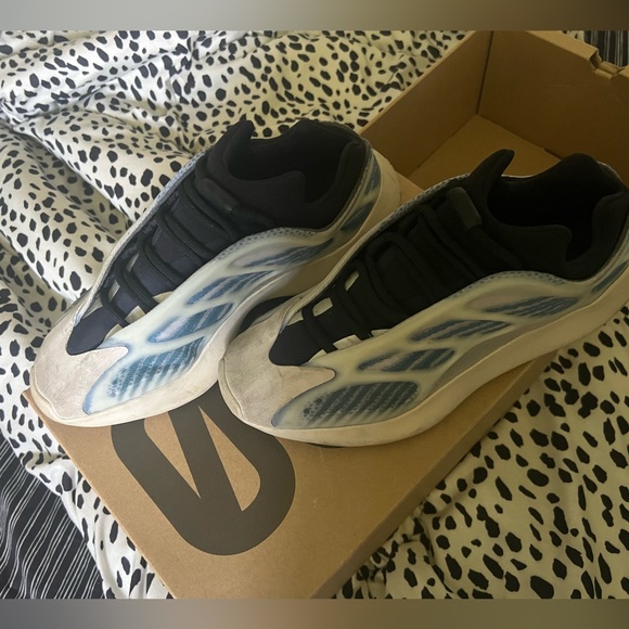 yeezy 700 kyanite - Picture 3 of 6